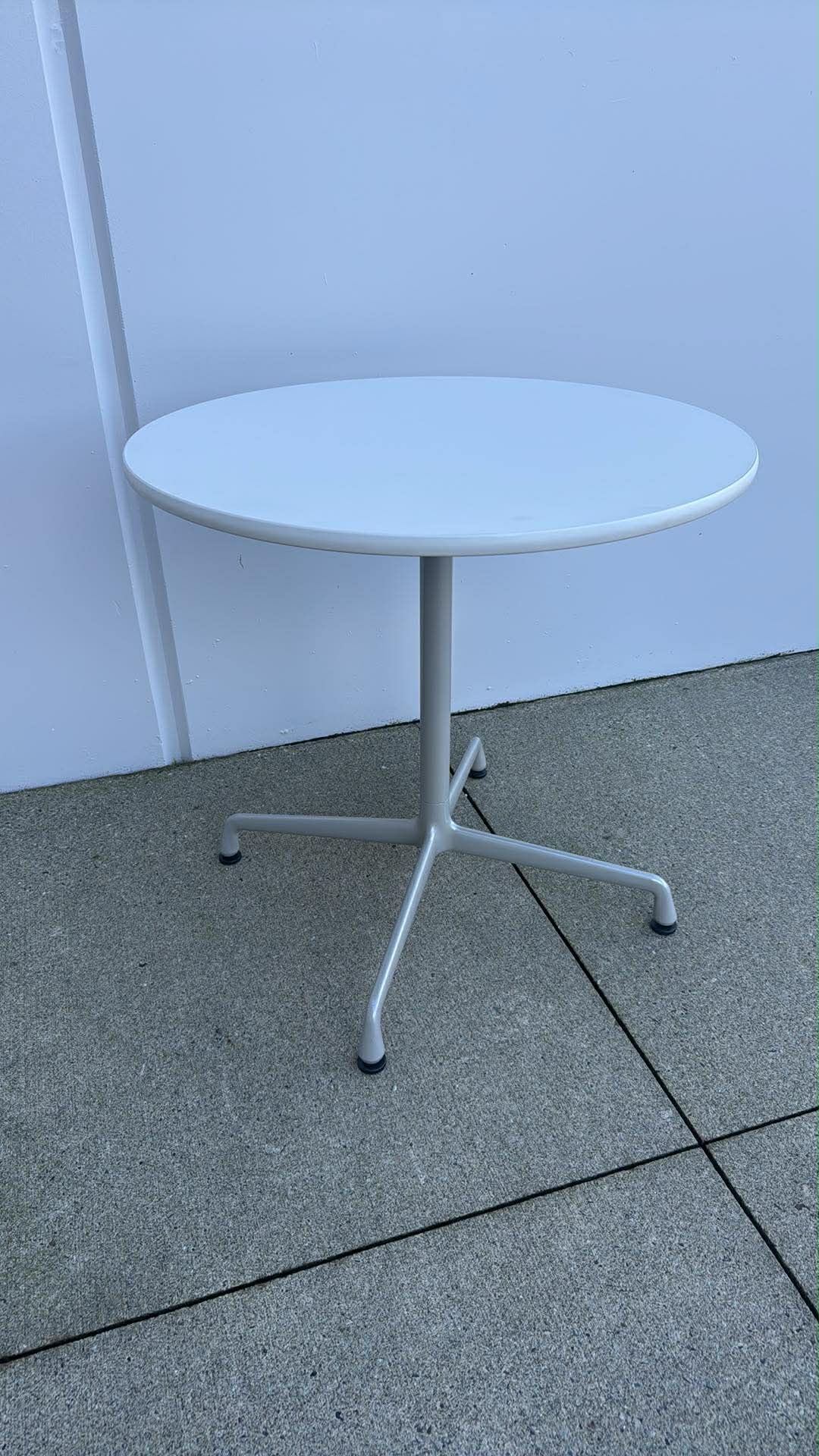Herman Miller Eames Round Table - 30"