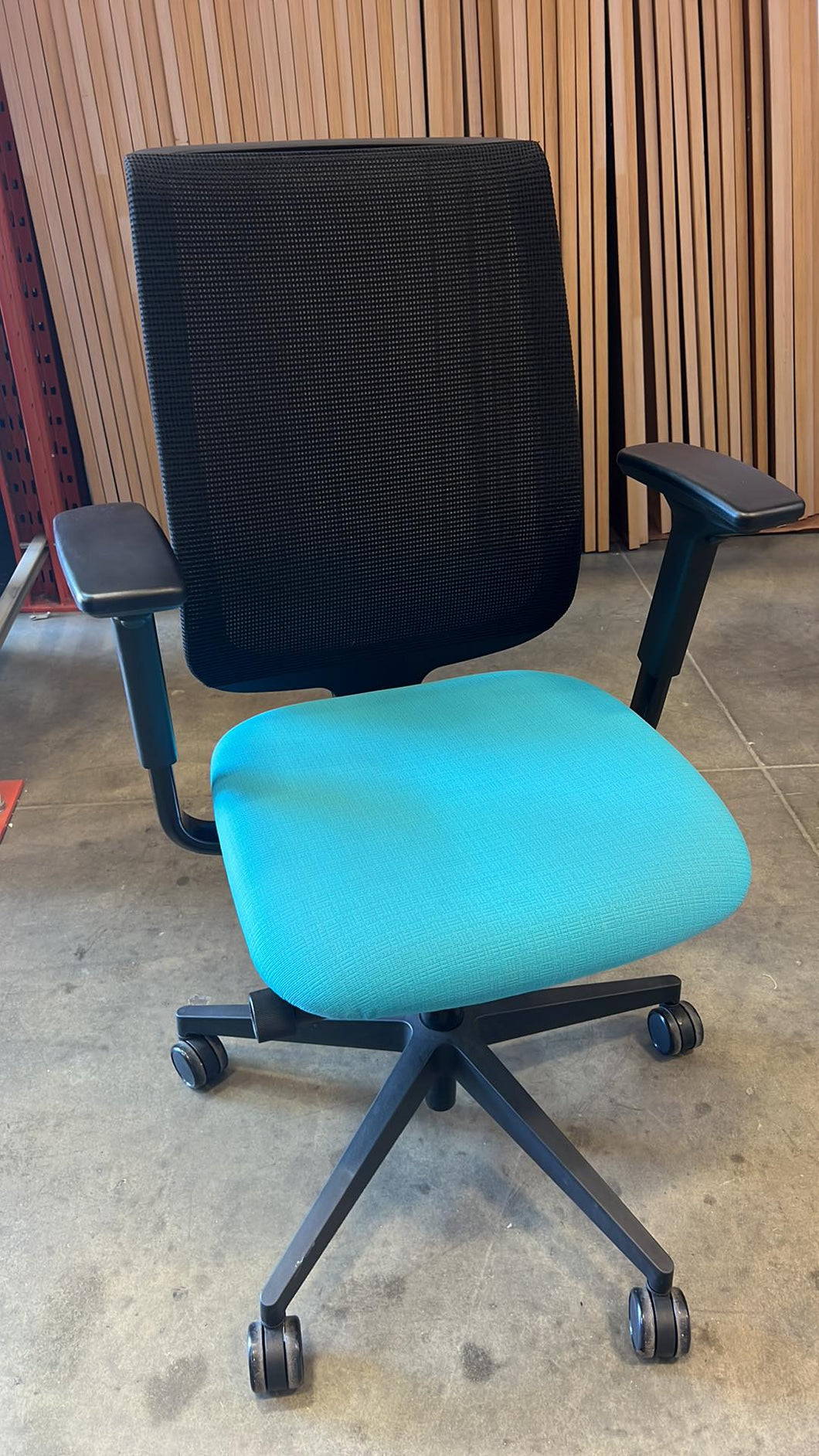 LIKE NEW Fully loaded Steelcase Reply Chairs