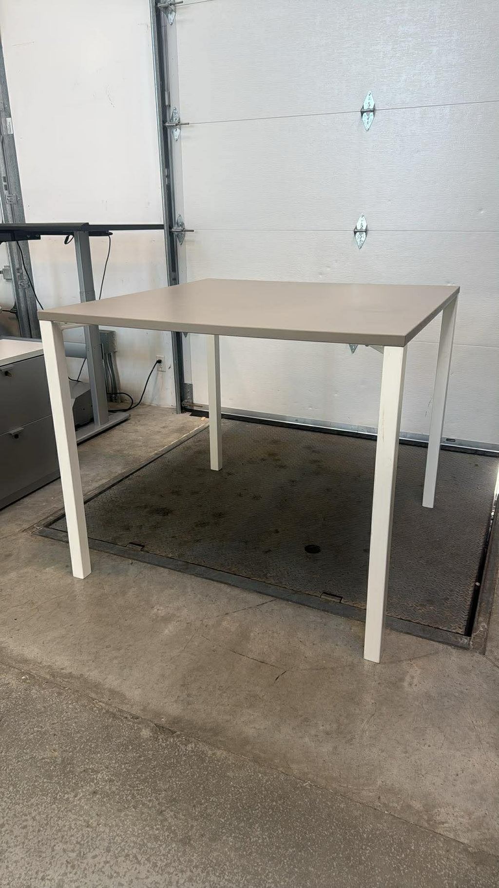 Steelcase Standing Height Table with 4 Global Sonic Stool (Full Set)
