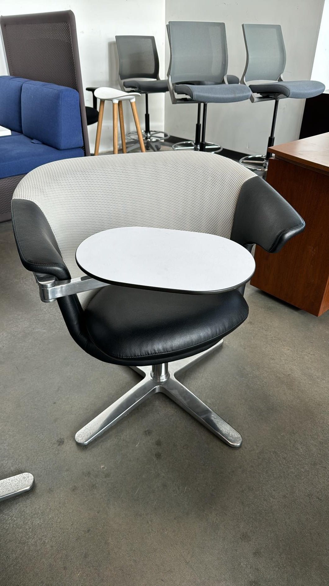 Used Steelcase Leather i2i Lounge Chair w/ Tablet