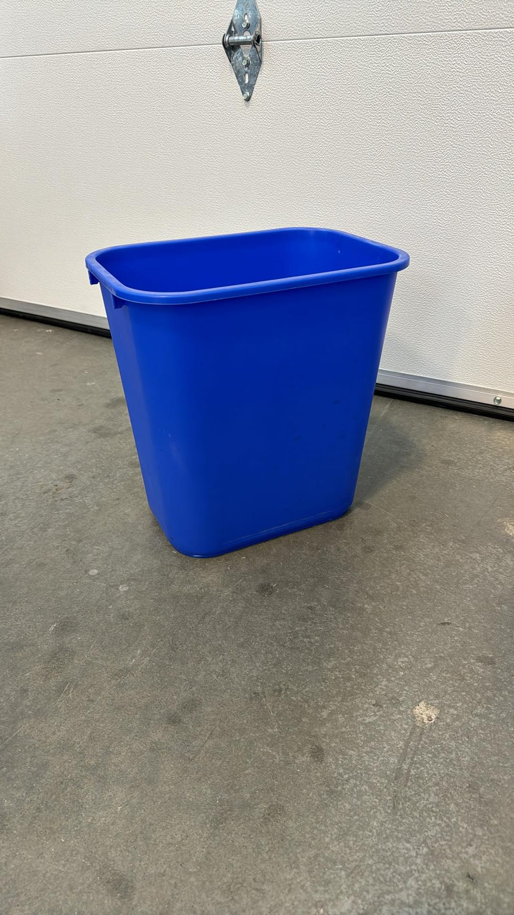 Rubbermaid Recycling Bin