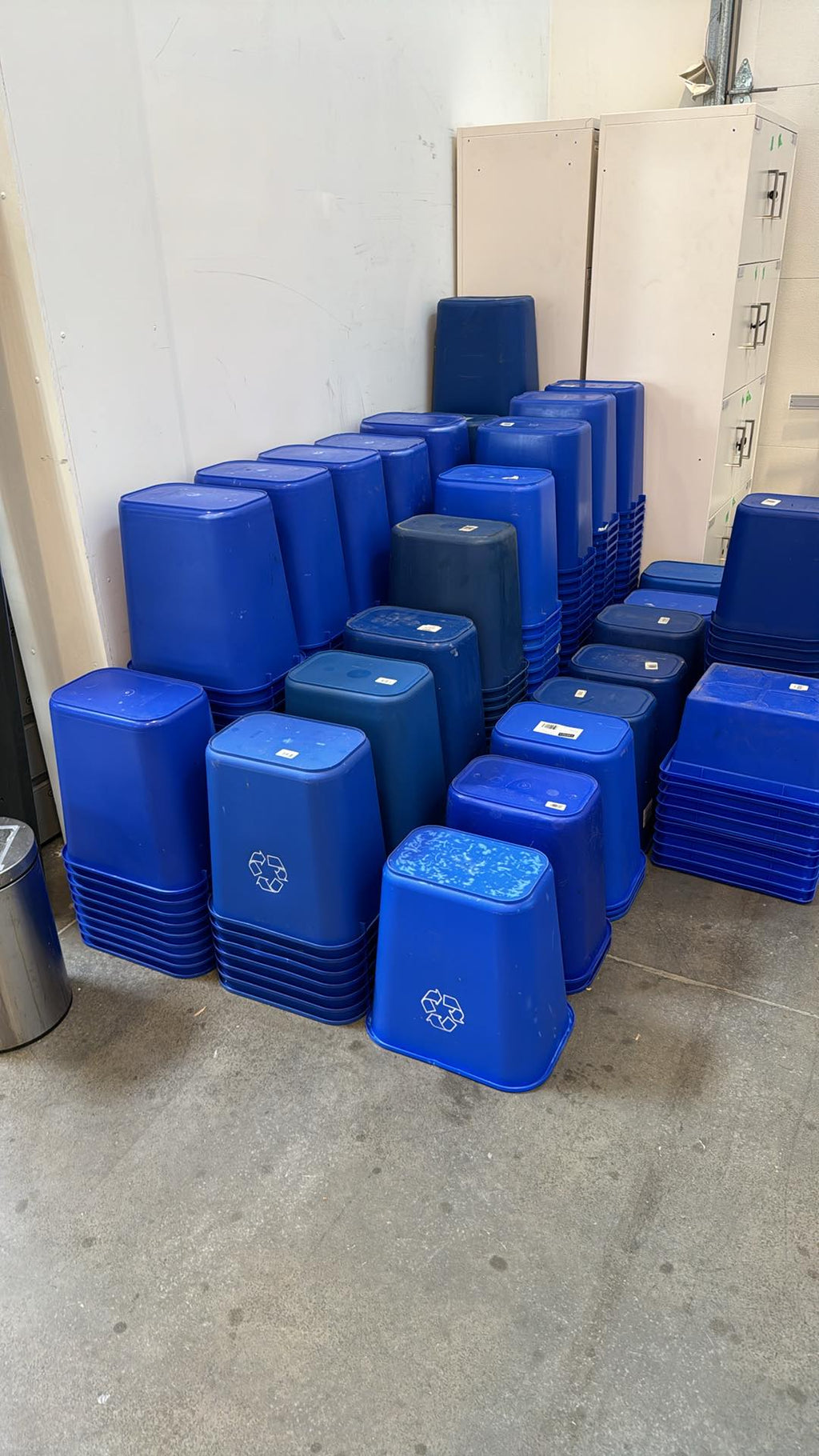 Rubbermaid Recycling Bin