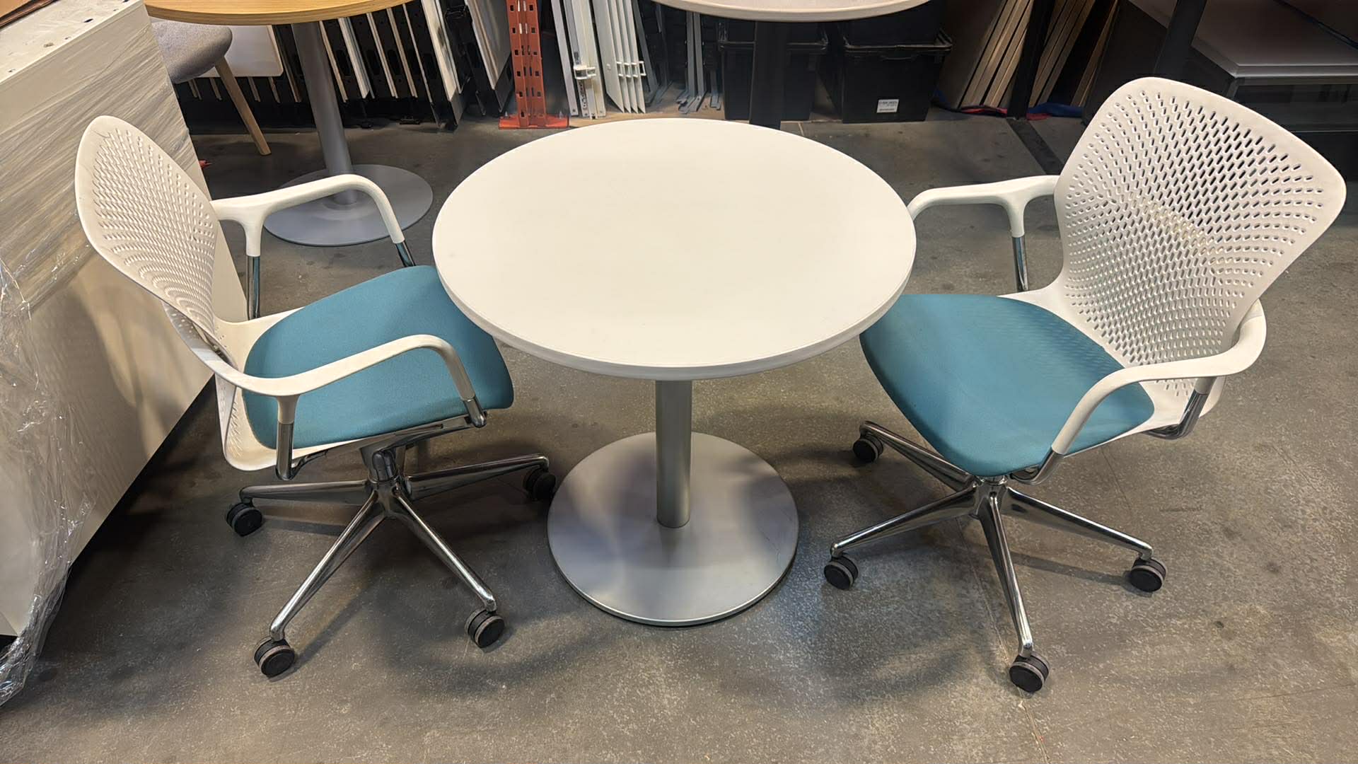 Teknion 30" Round Meeting Table – White/Silver
