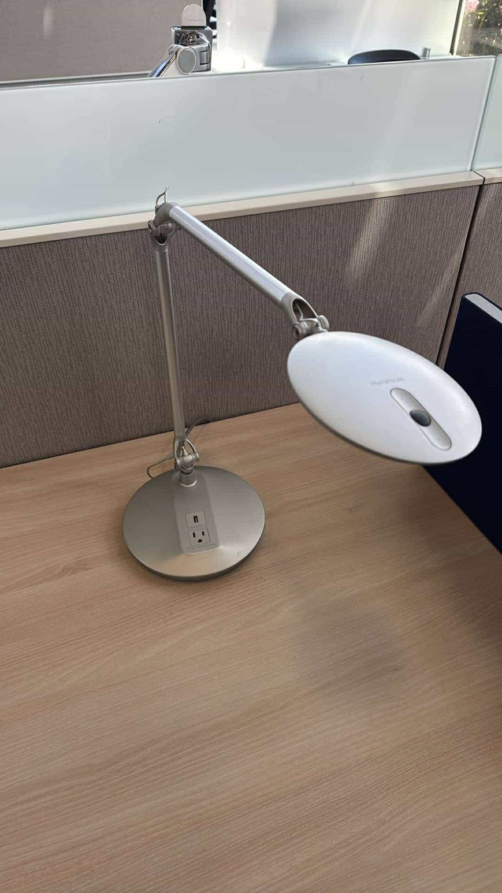Humanscale Element Disc LED Task Light