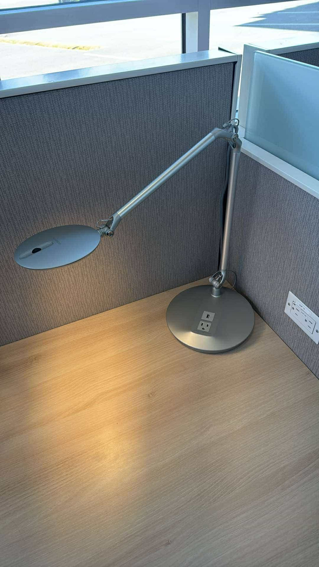 Humanscale Element Disc LED Task Light