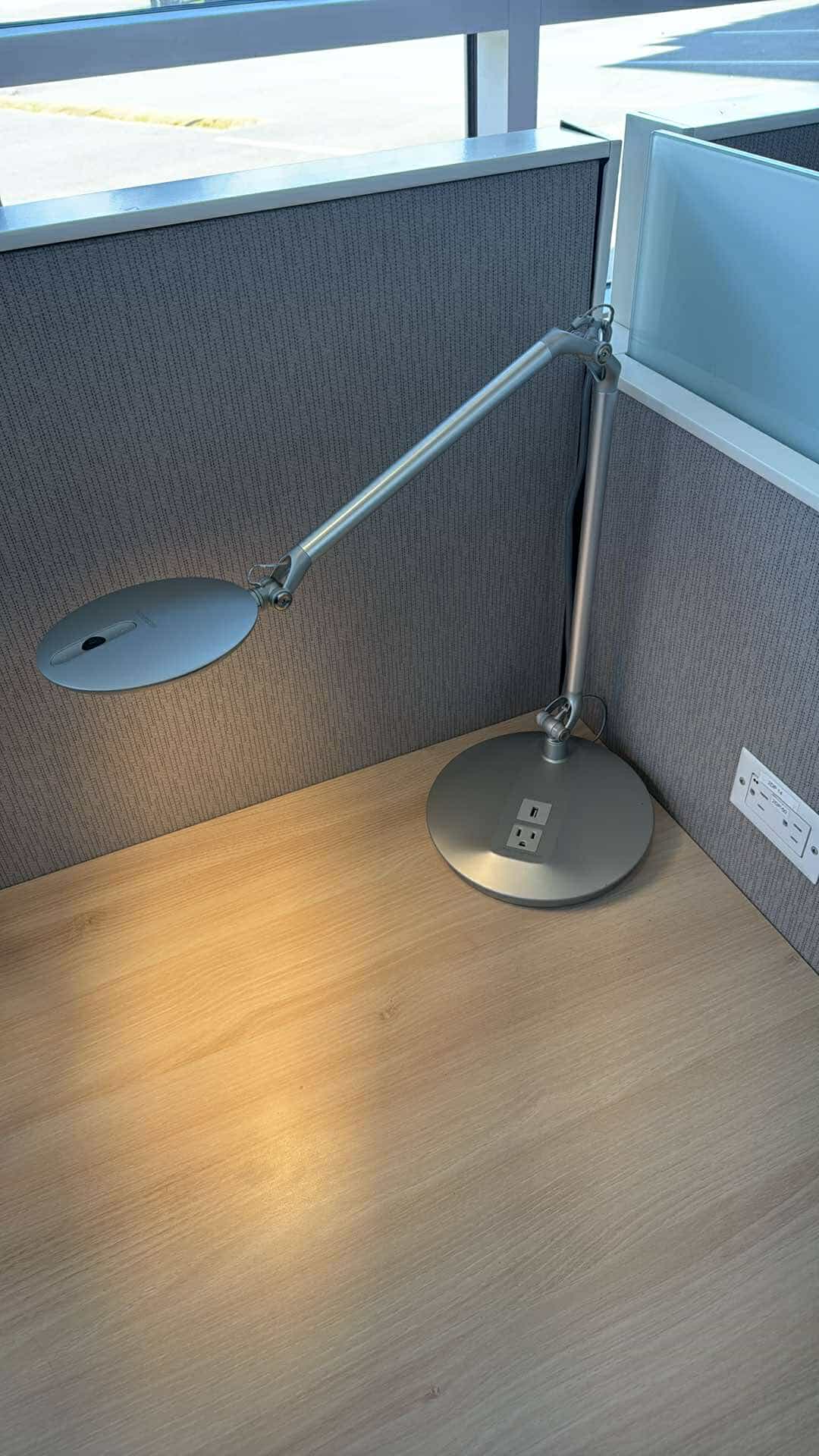 Humanscale Element Disc LED Task Light