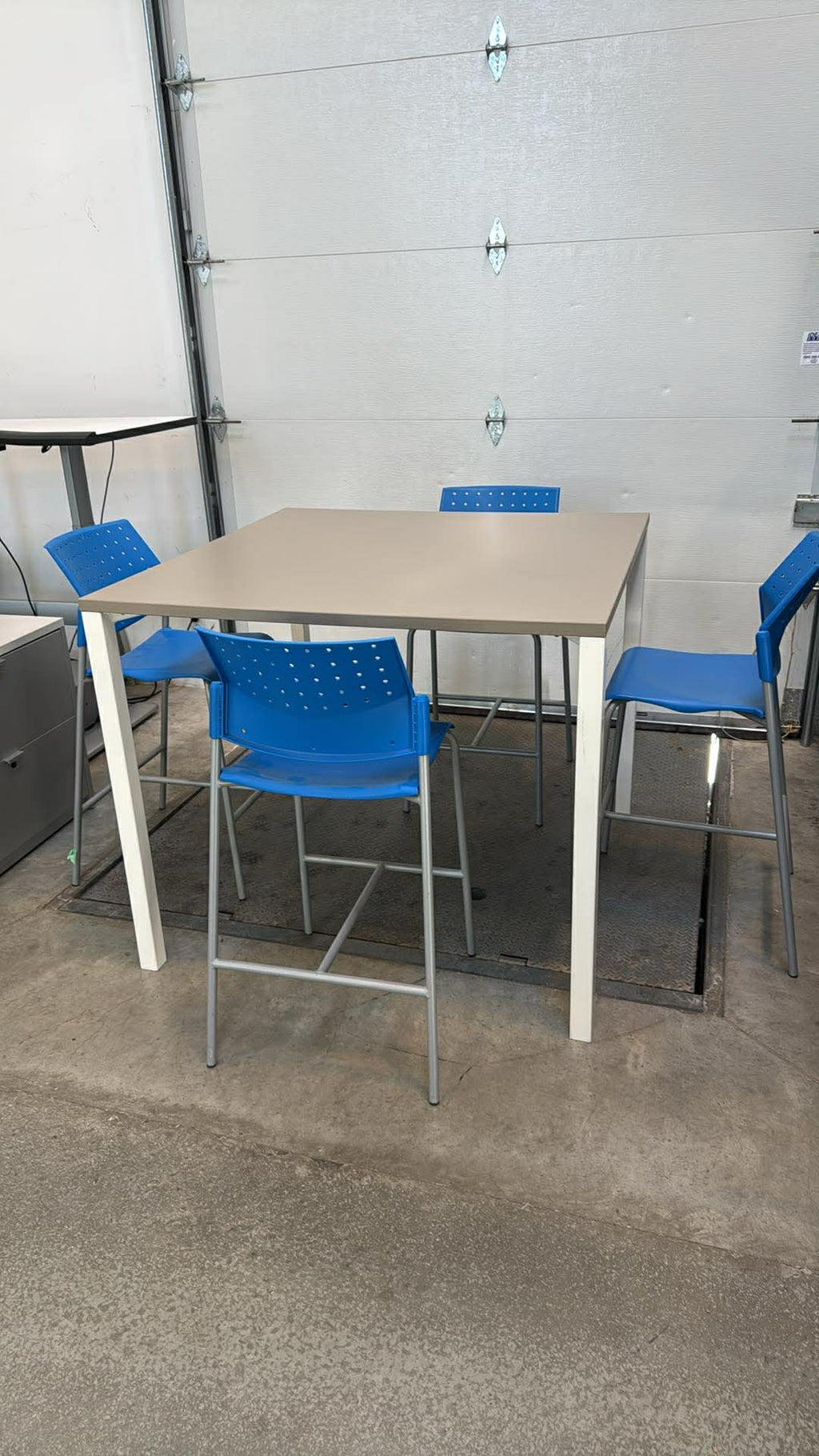 Steelcase Standing Height Table with 4 Global Sonic Stool (Full Set)