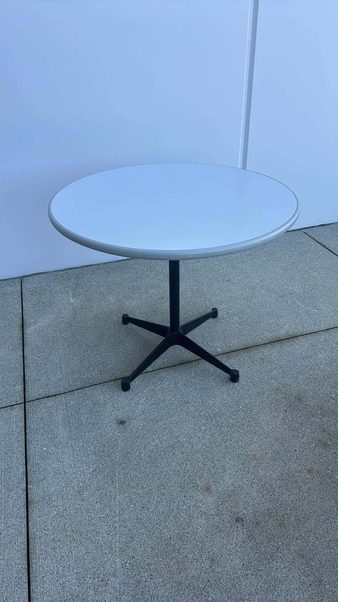 Herman Miller 36" Round Table – Classic Aluminum Base