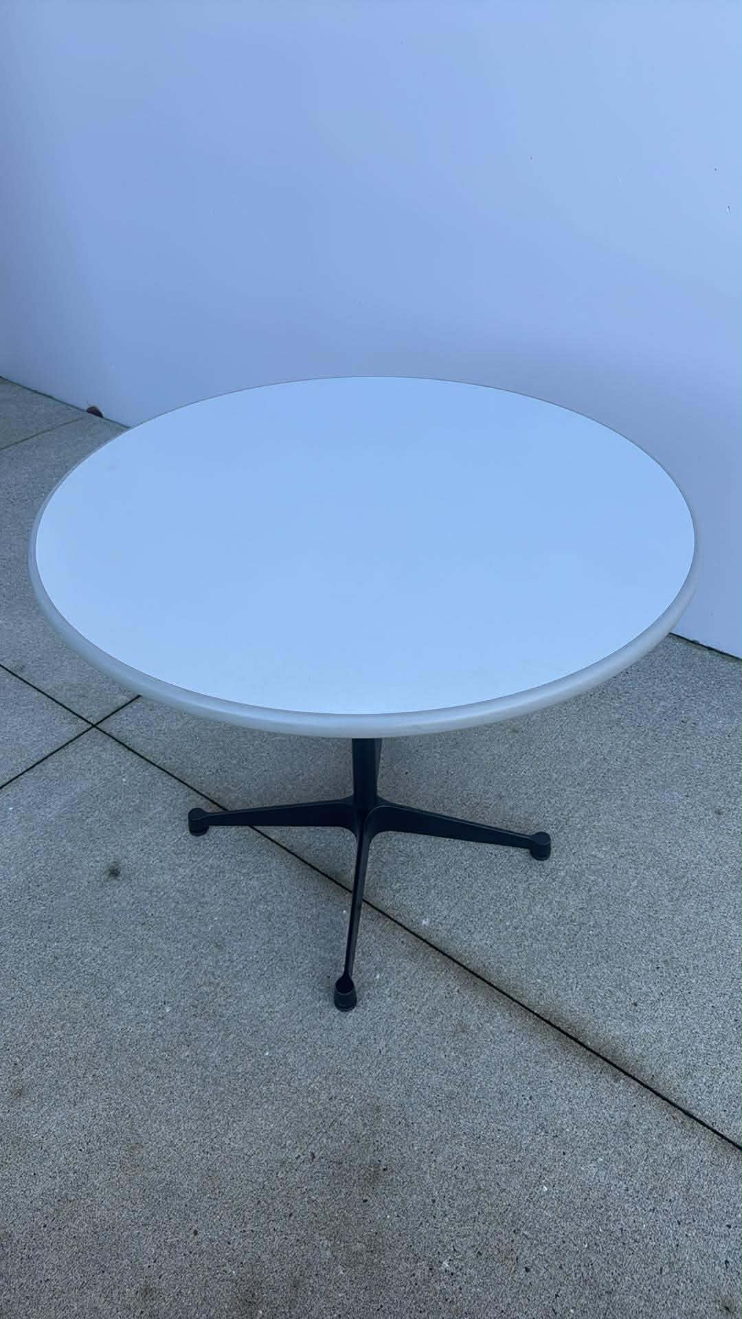 Herman Miller 36" Round Table – Classic Aluminum Base