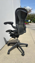 Load image into Gallery viewer, Used Herman Miller Aeron Classic Size B Chair

