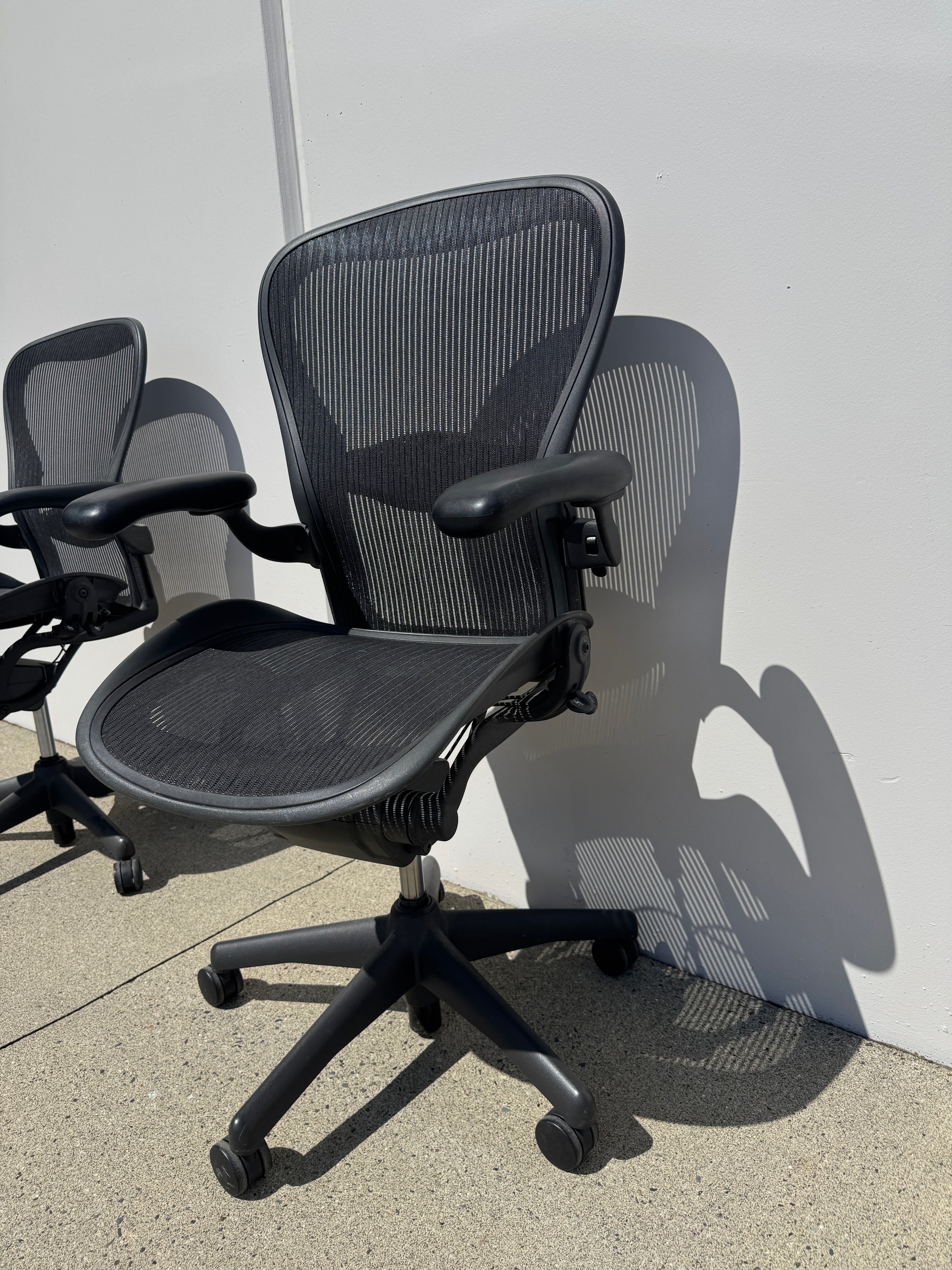 Herman Miller Aeron Chair – Size C (Large) NEW ARMPADS