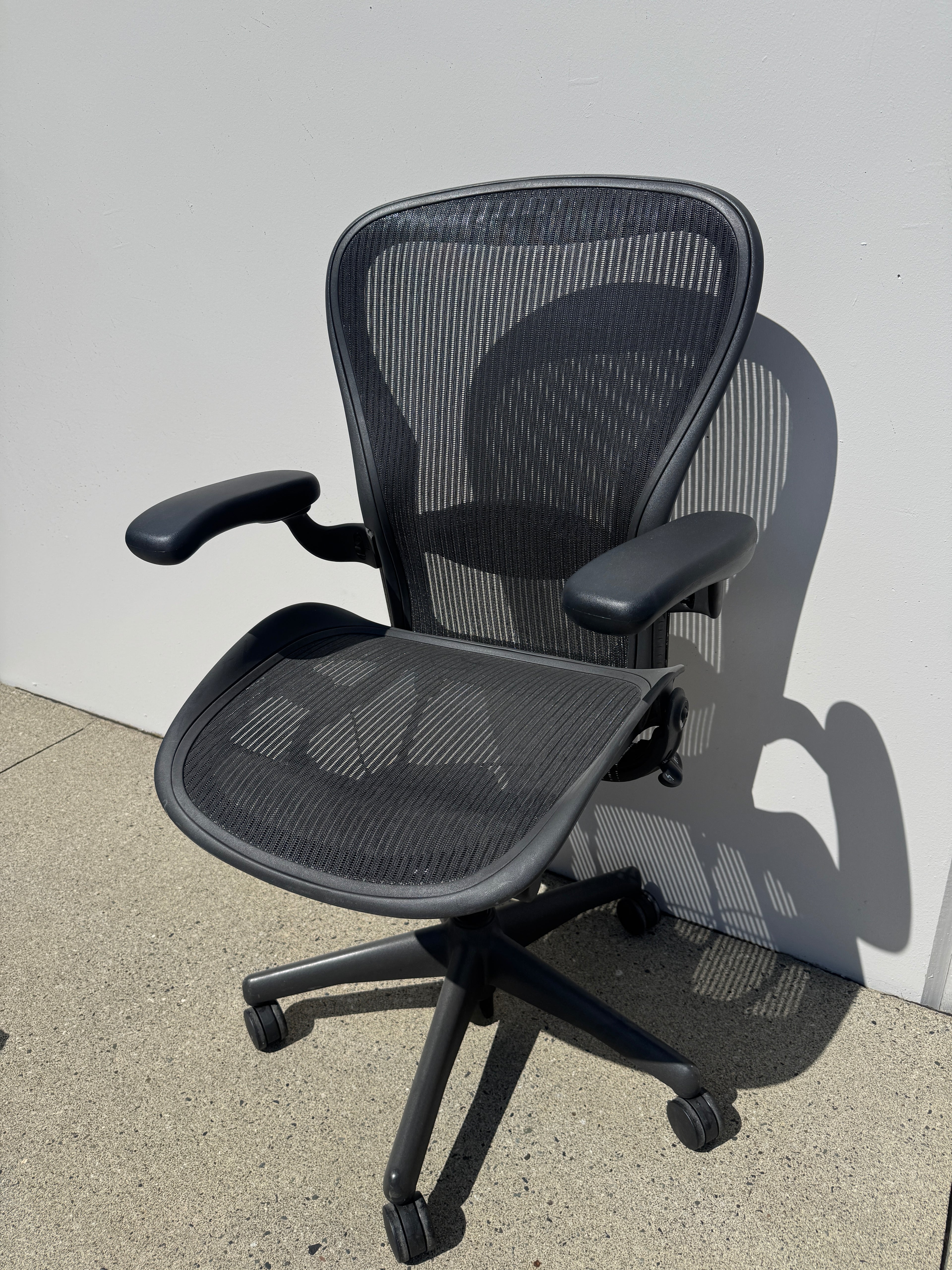 Herman Miller Aeron Chair – Size C (Large) NEW ARMPADS