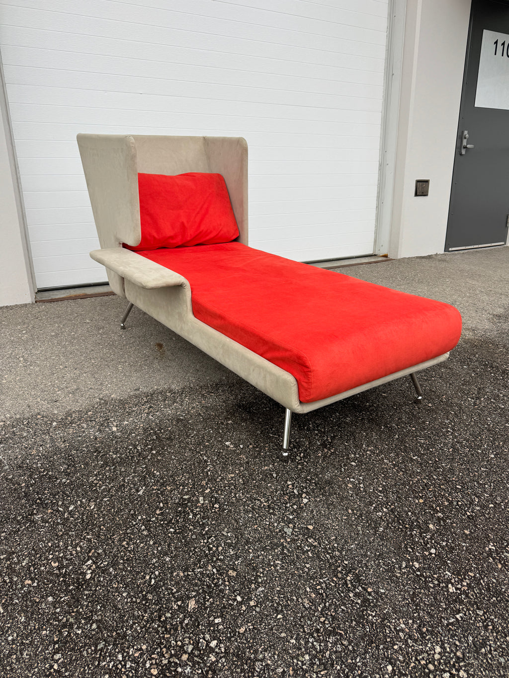 KnollStudio High-Back Privacy Chaise / Daybed Lounge Chair