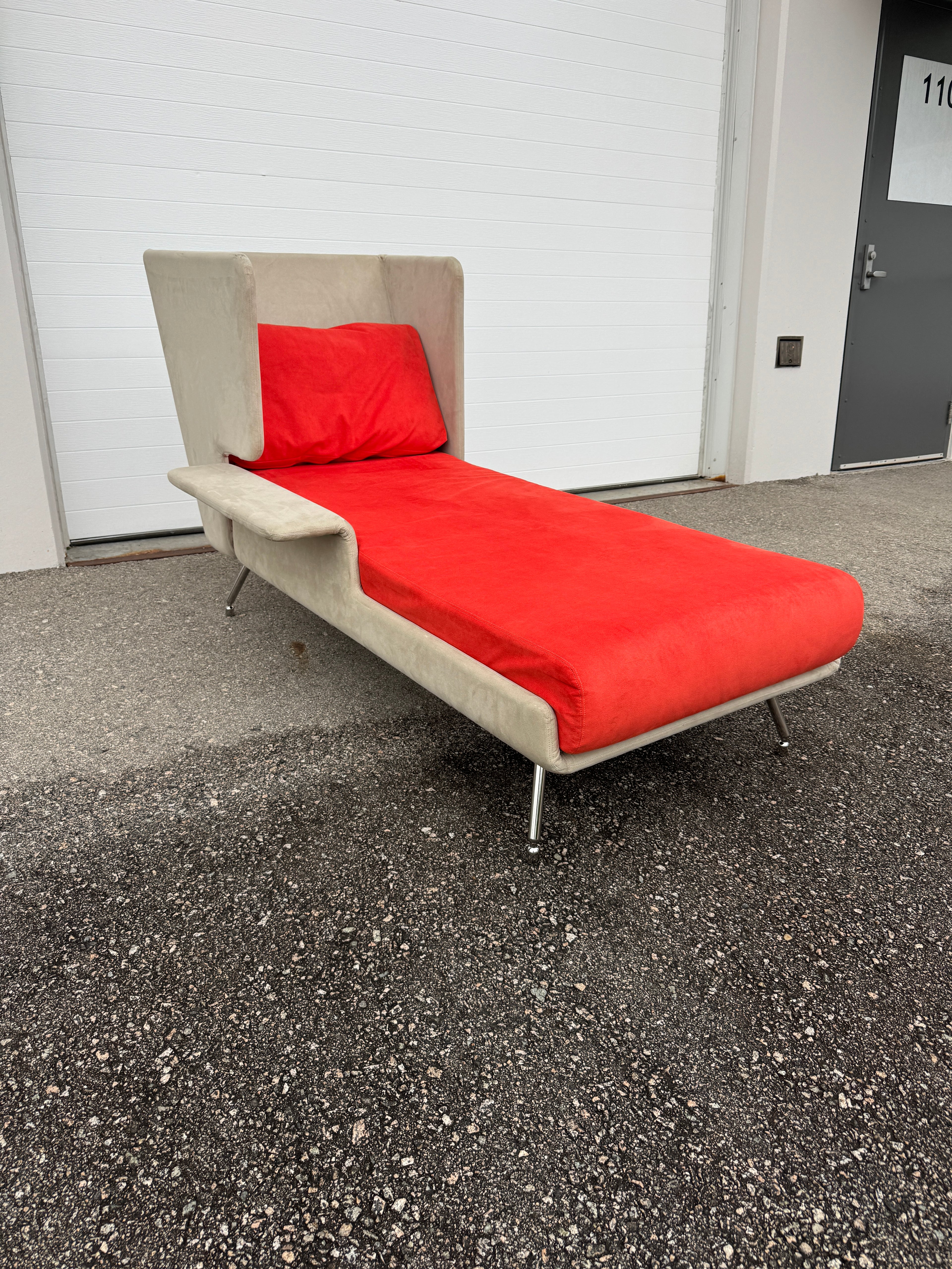 KnollStudio High-Back Privacy Chaise / Daybed Lounge Chair