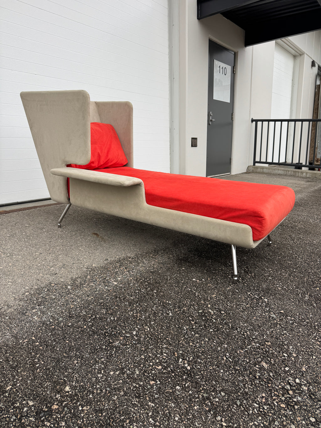 KnollStudio High-Back Privacy Chaise / Daybed Lounge Chair