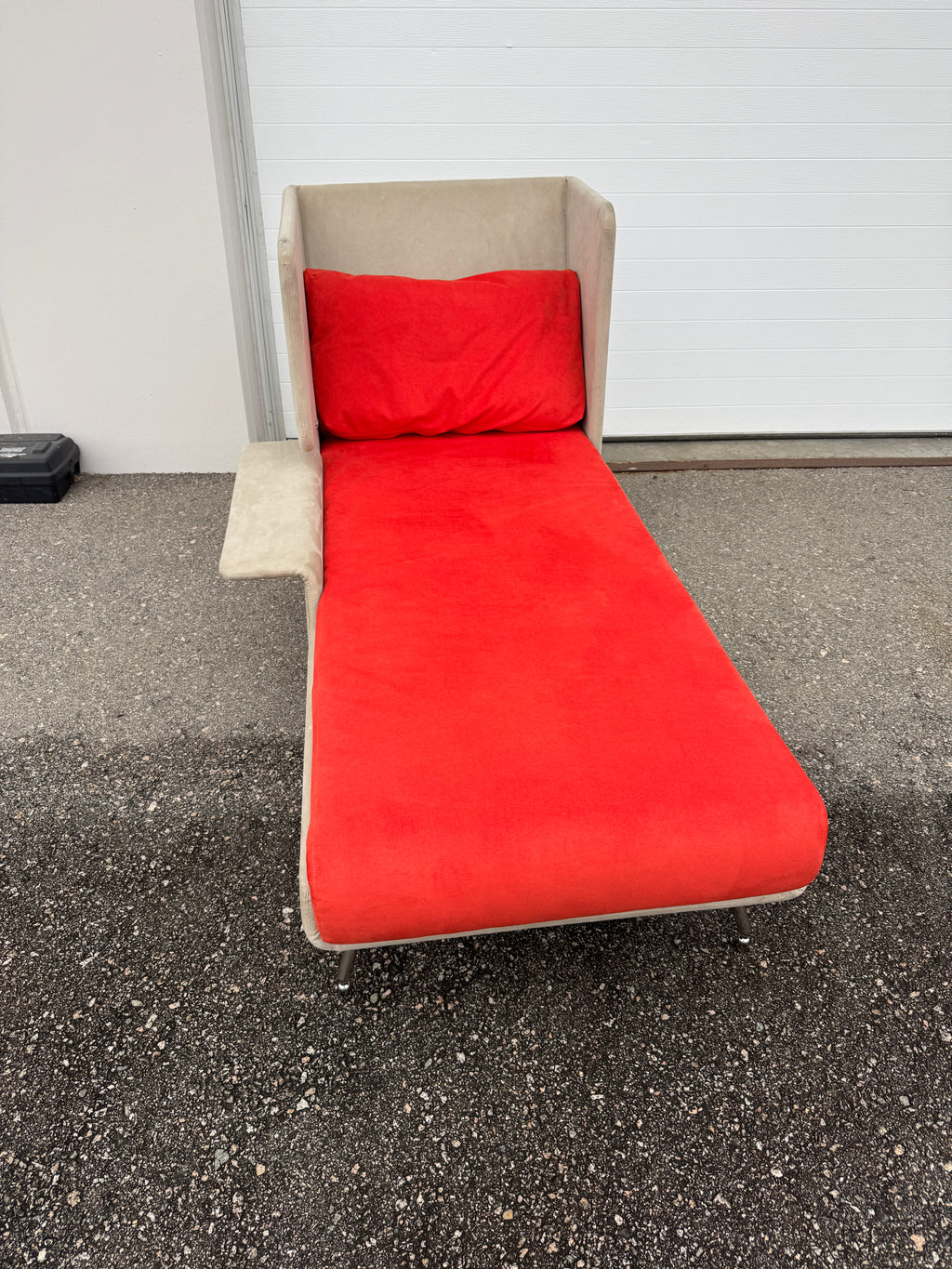 KnollStudio High-Back Privacy Chaise / Daybed Lounge Chair