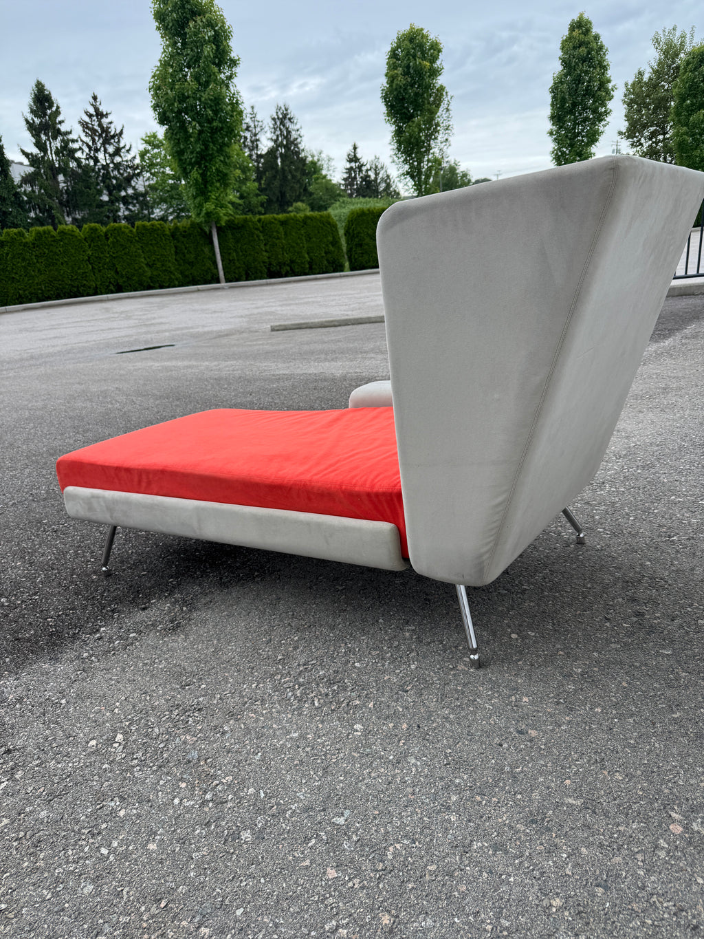 KnollStudio High-Back Privacy Chaise / Daybed Lounge Chair