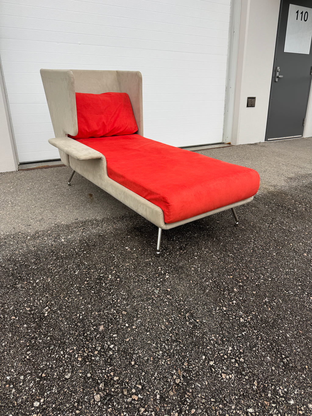 KnollStudio High-Back Privacy Chaise / Daybed Lounge Chair