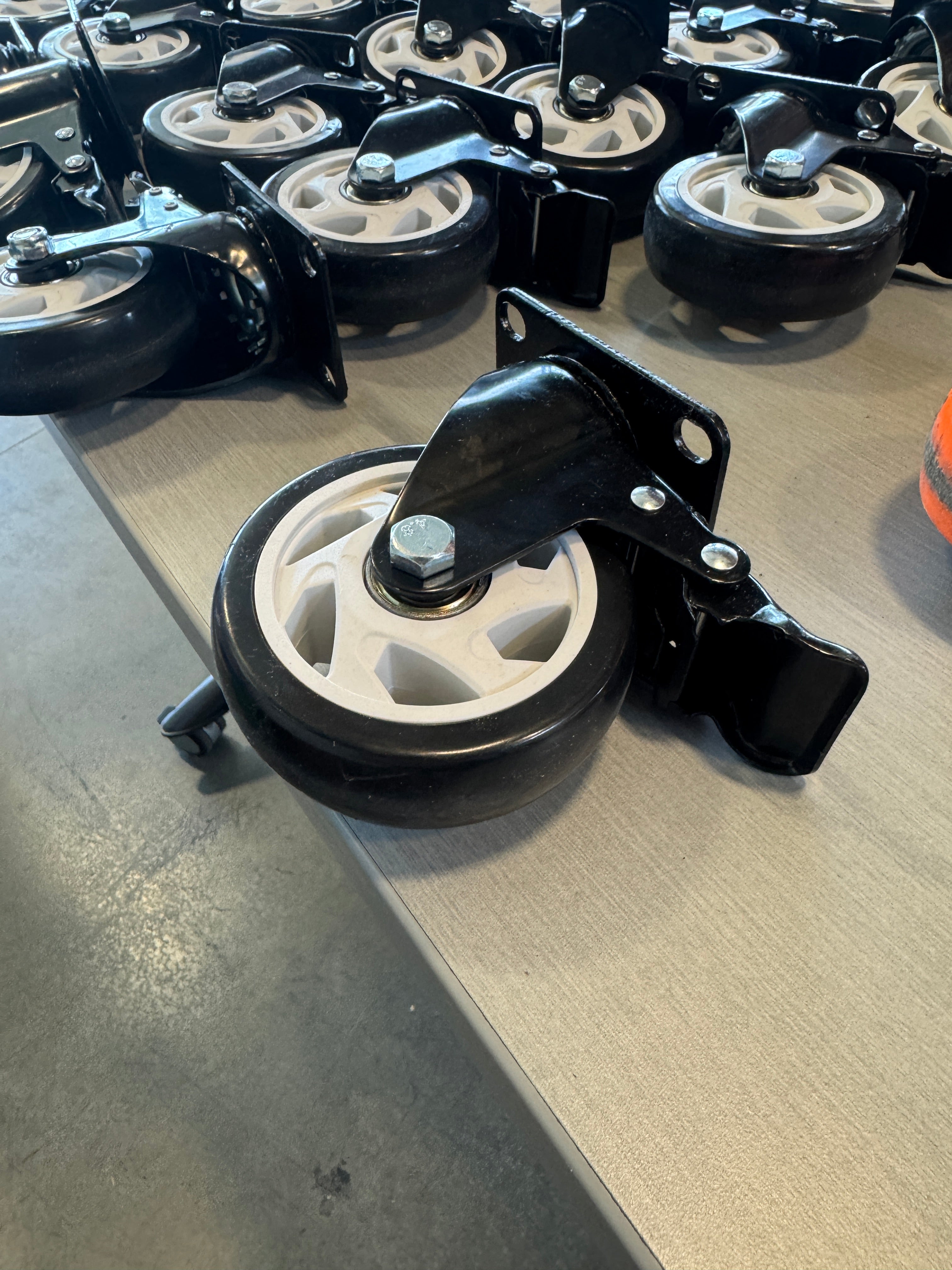 Heavy-Duty / Industrial Locking Castor Wheels – Swivel Casters