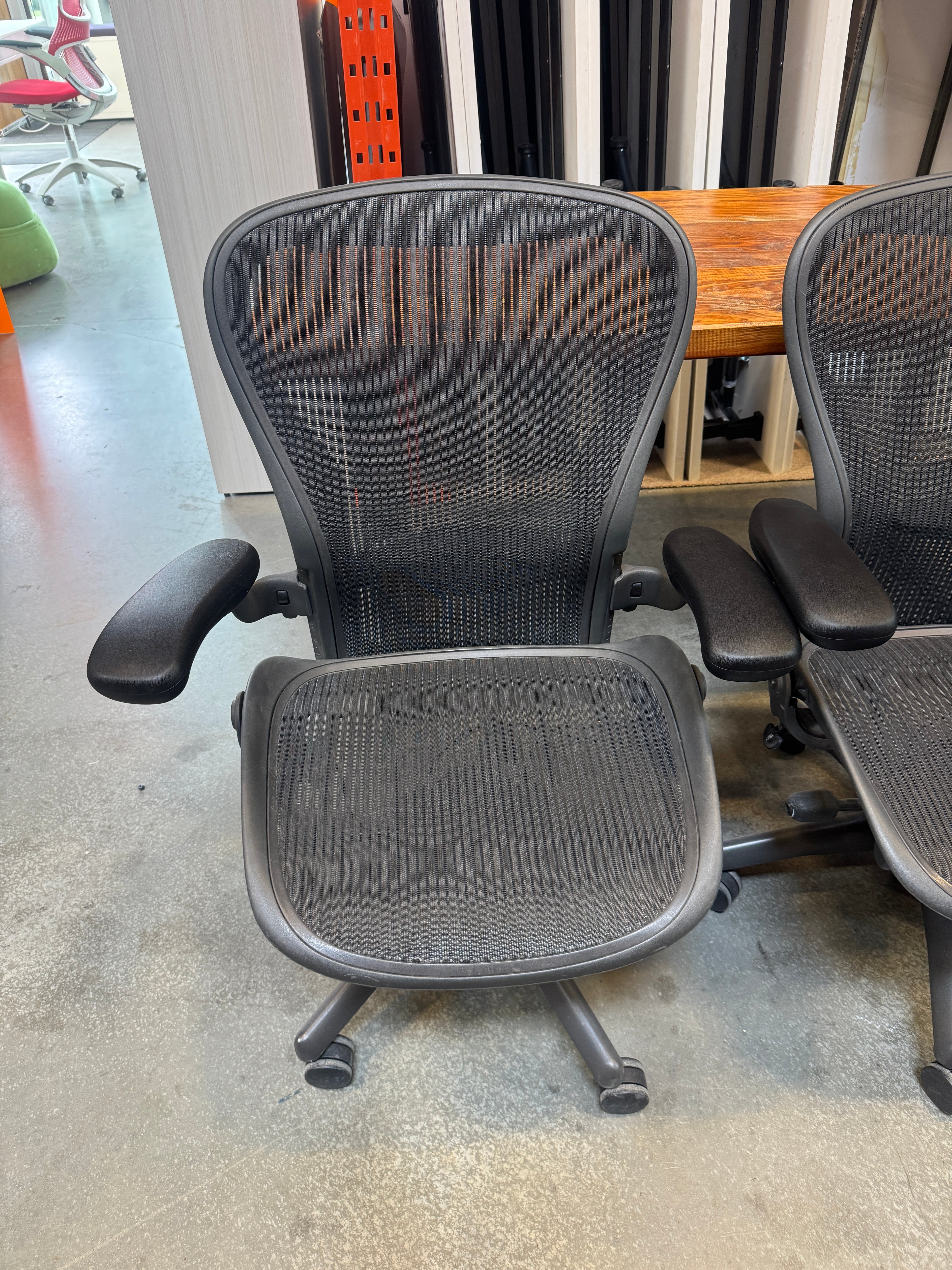 Herman Miller Aeron Chair – Size C (Large) NEW ARMPADS