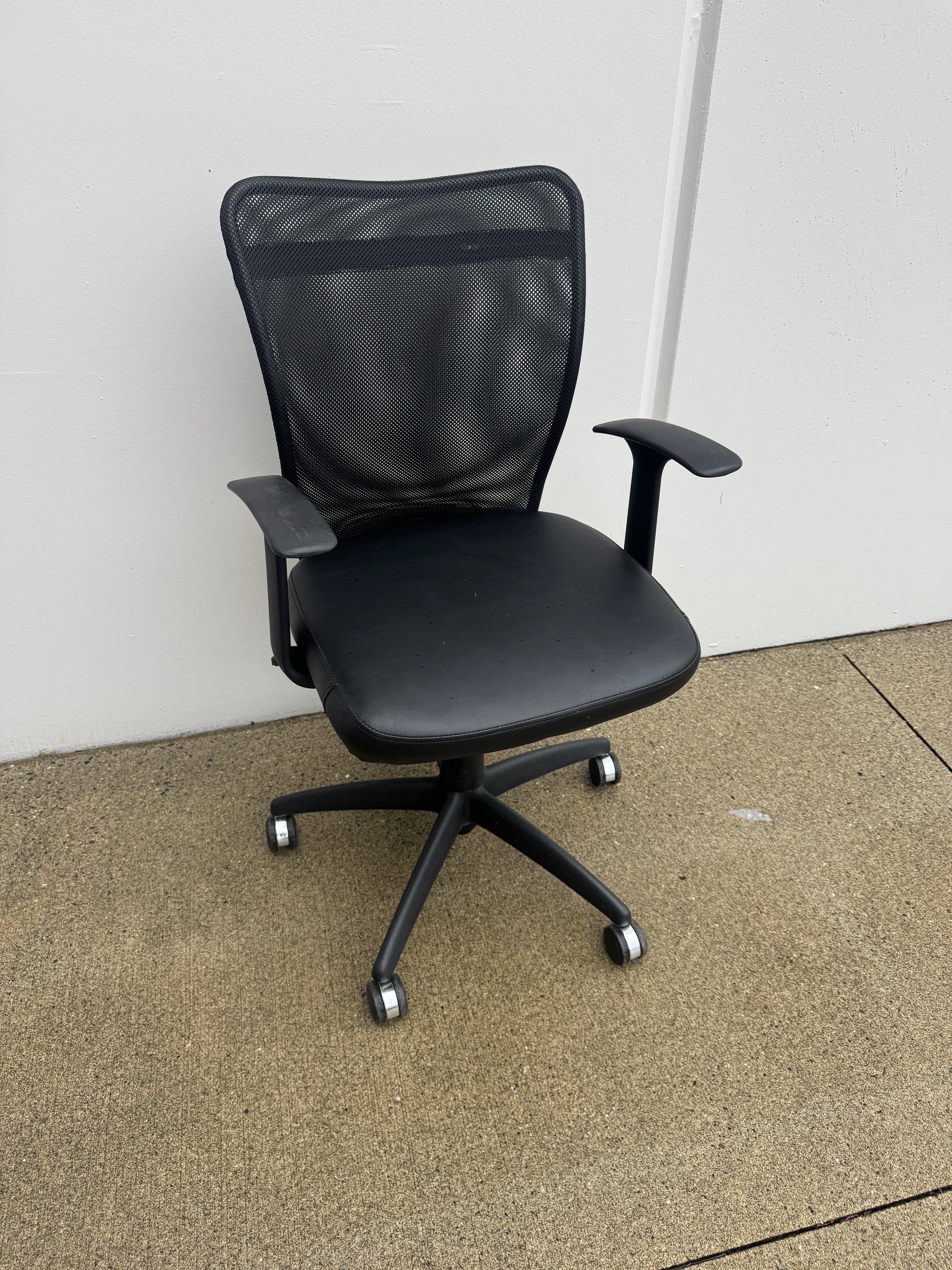 Mesh-Back Task Chair – Black | Adjustable Height & Locking Tilt