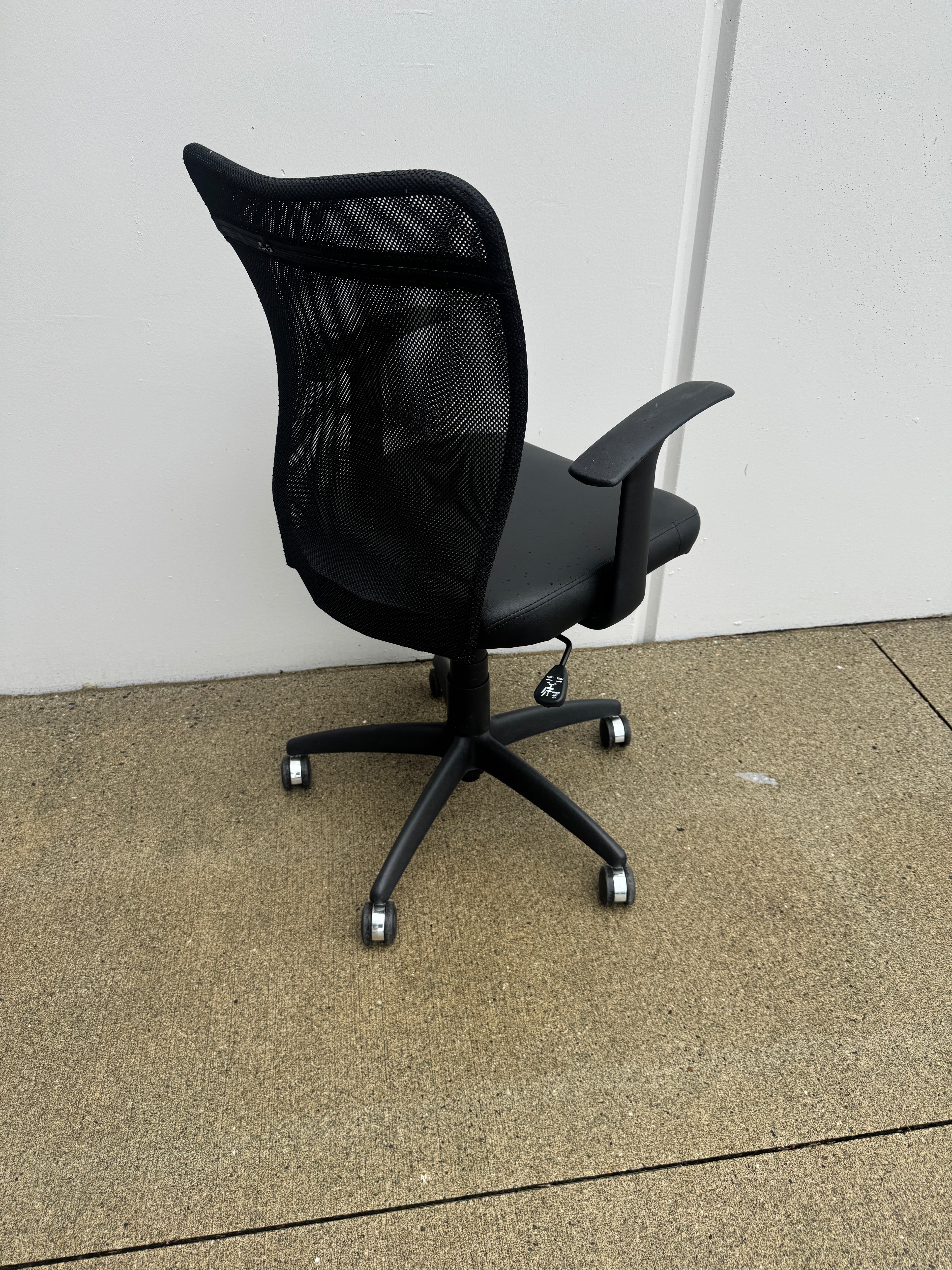 Mesh-Back Task Chair – Black | Adjustable Height & Locking Tilt