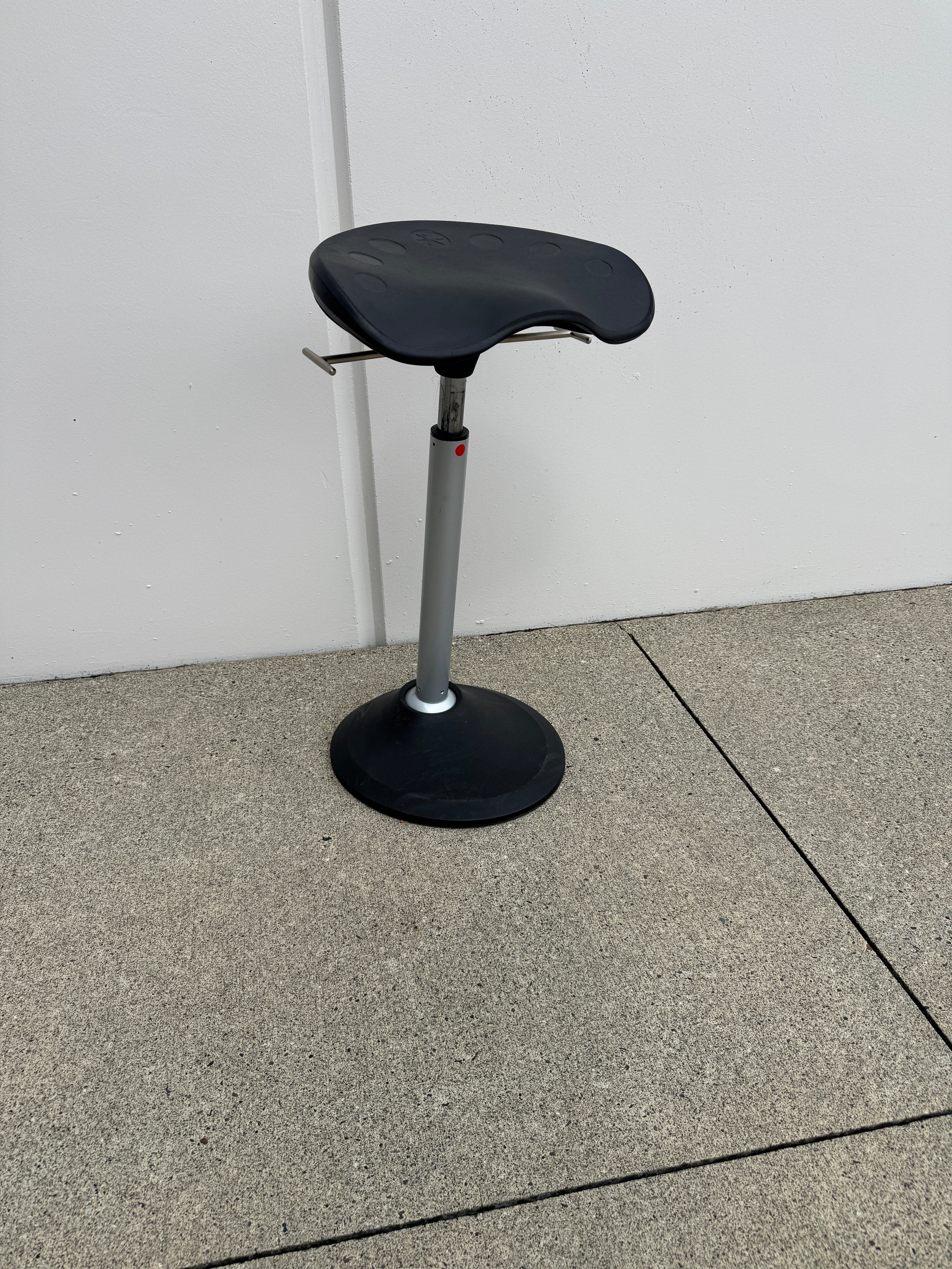 Focal Upright Pivot Active Standing Stool