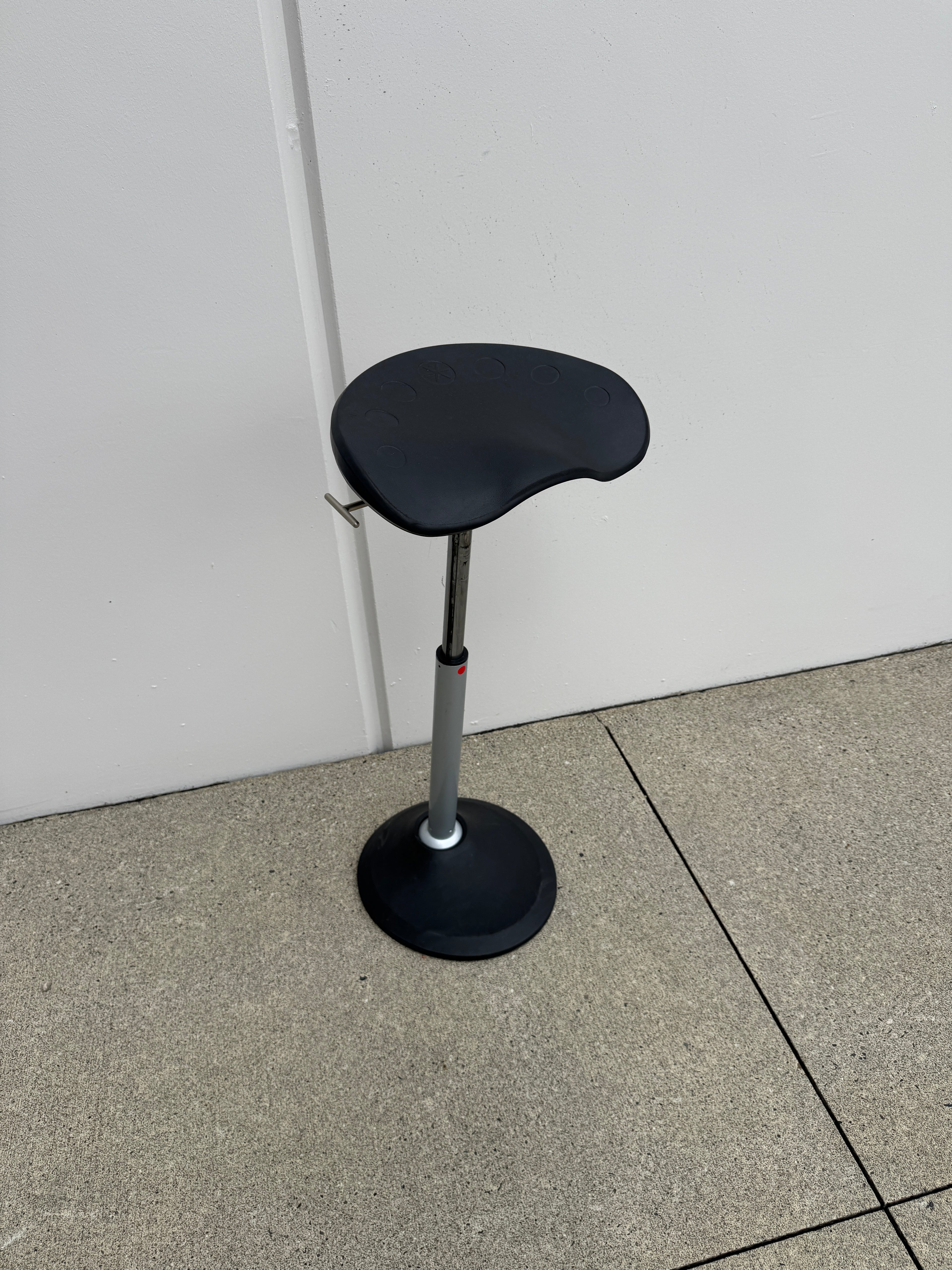 Focal Upright Pivot Active Standing Stool