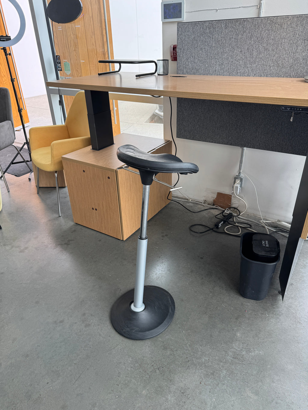 Focal Upright Pivot Active Standing Stool