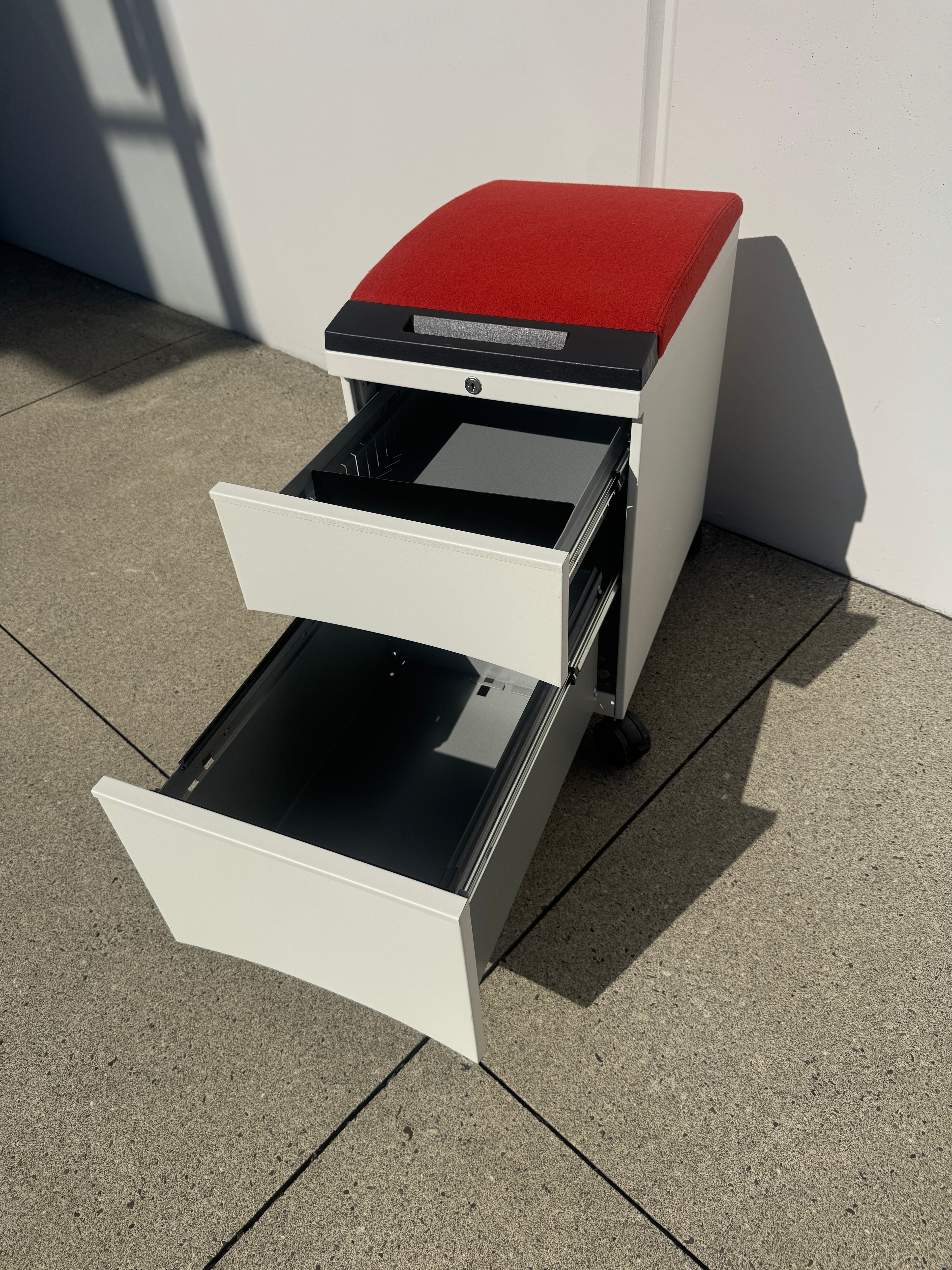 Teknion 2-Drawer Mobile Pedestal – Locking with Cushion Top