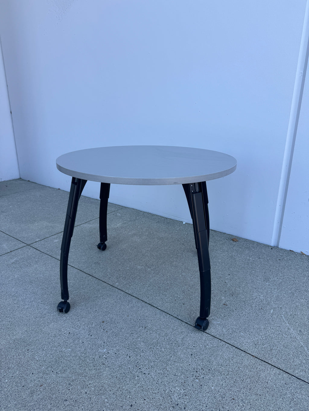 Teknion 36” Round Rolling Table