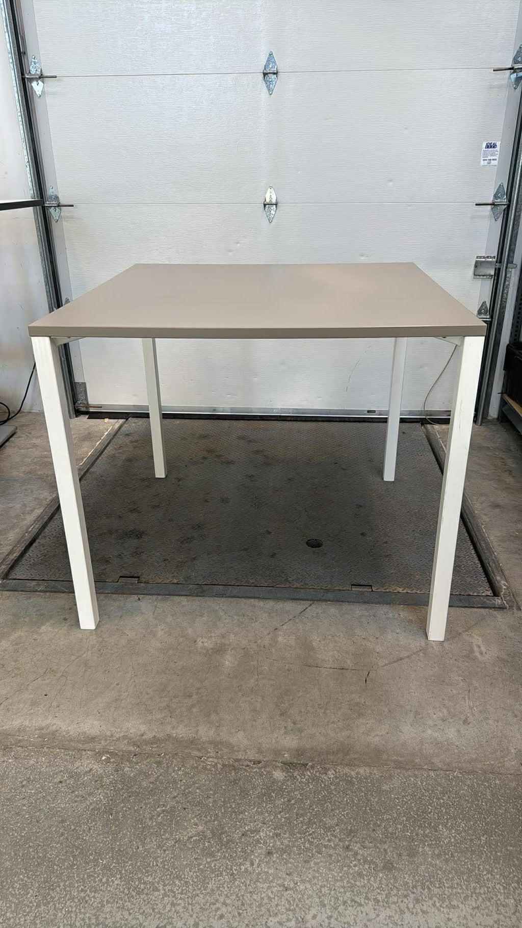 Steelcase Standing Height Table with 4 Global Sonic Stool (Full Set)