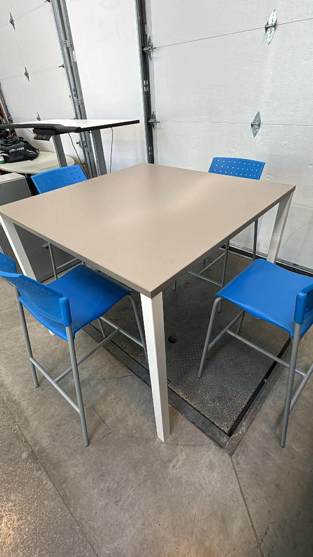 Steelcase Standing Height Table with 4 Global Sonic Stool (Full Set)