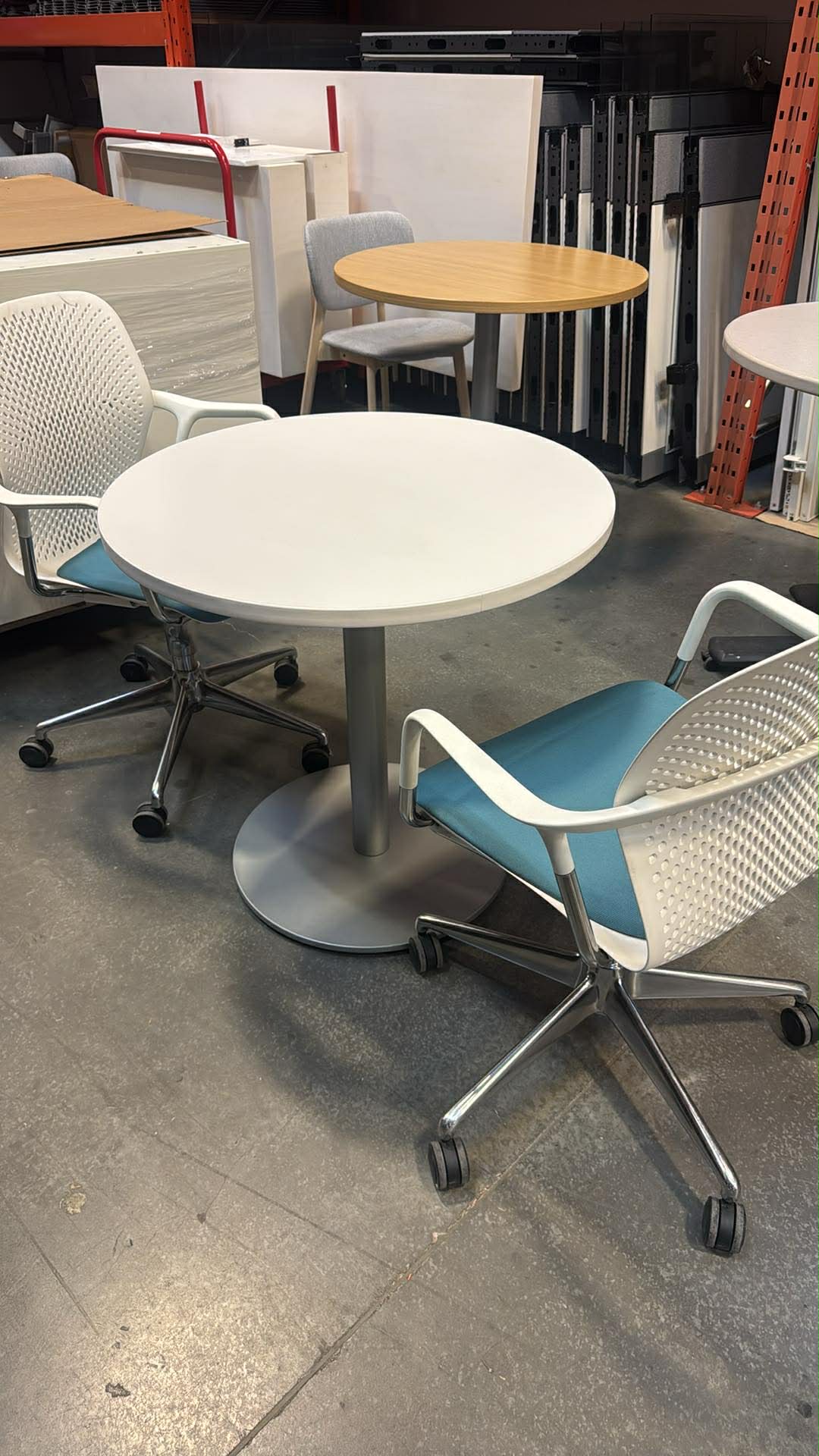 Teknion 30" Round Meeting Table – White/Silver