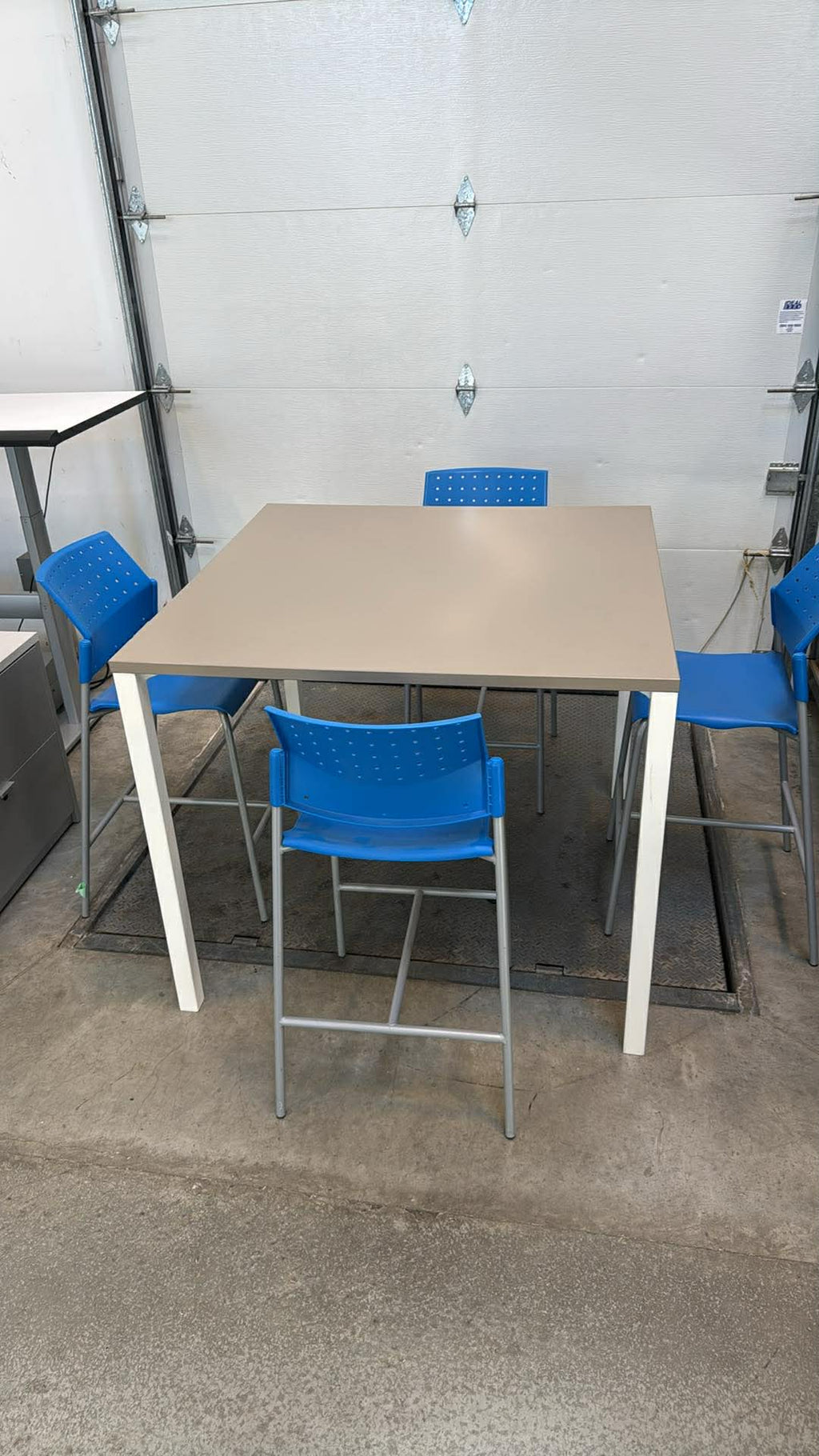 Steelcase Standing Height Table with 4 Global Sonic Stool (Full Set)